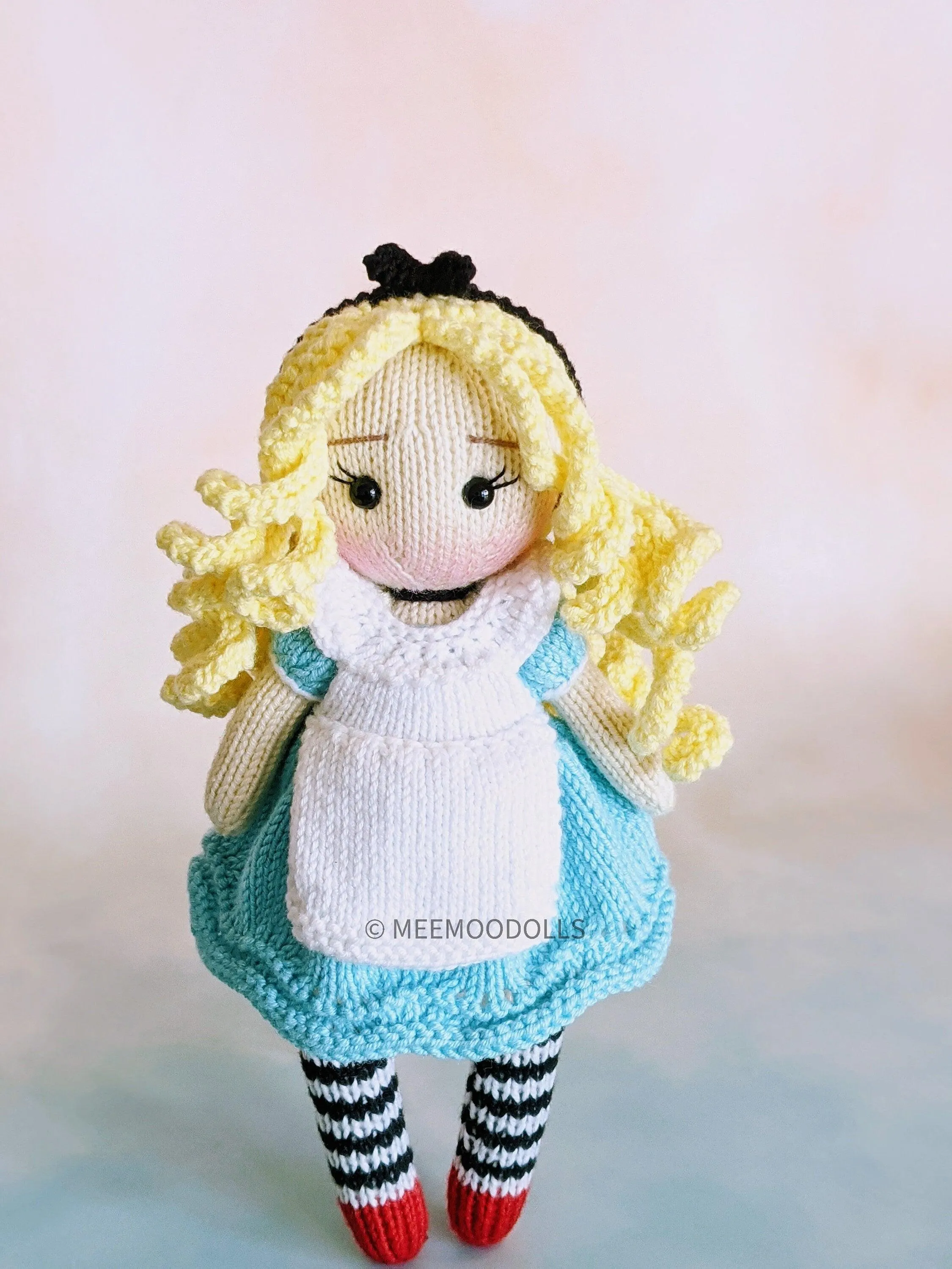 Knit little girl. Knitted toy Patterns. Meemoodolls.
