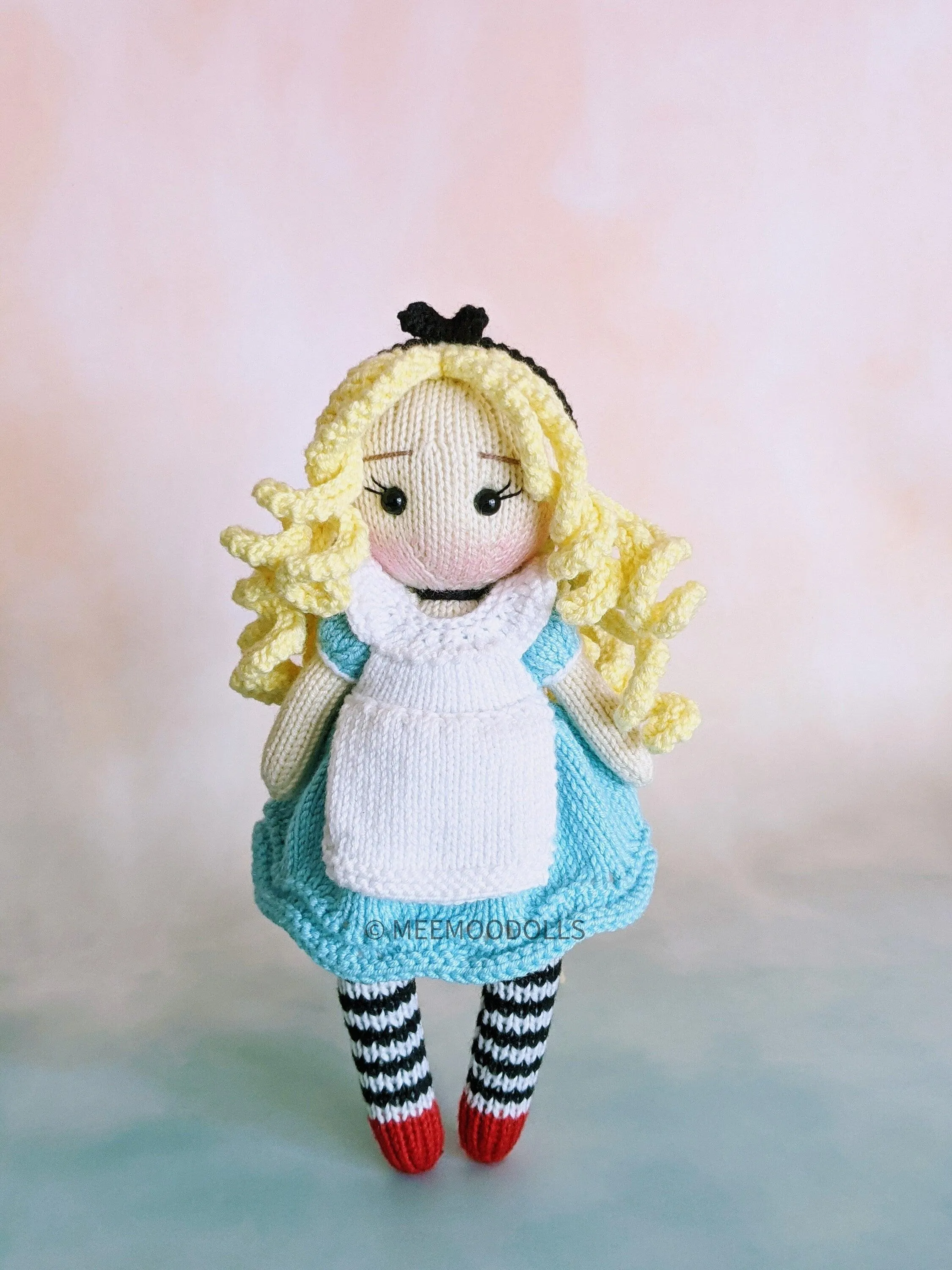 Knit little girl. Knitted toy Patterns. Meemoodolls.