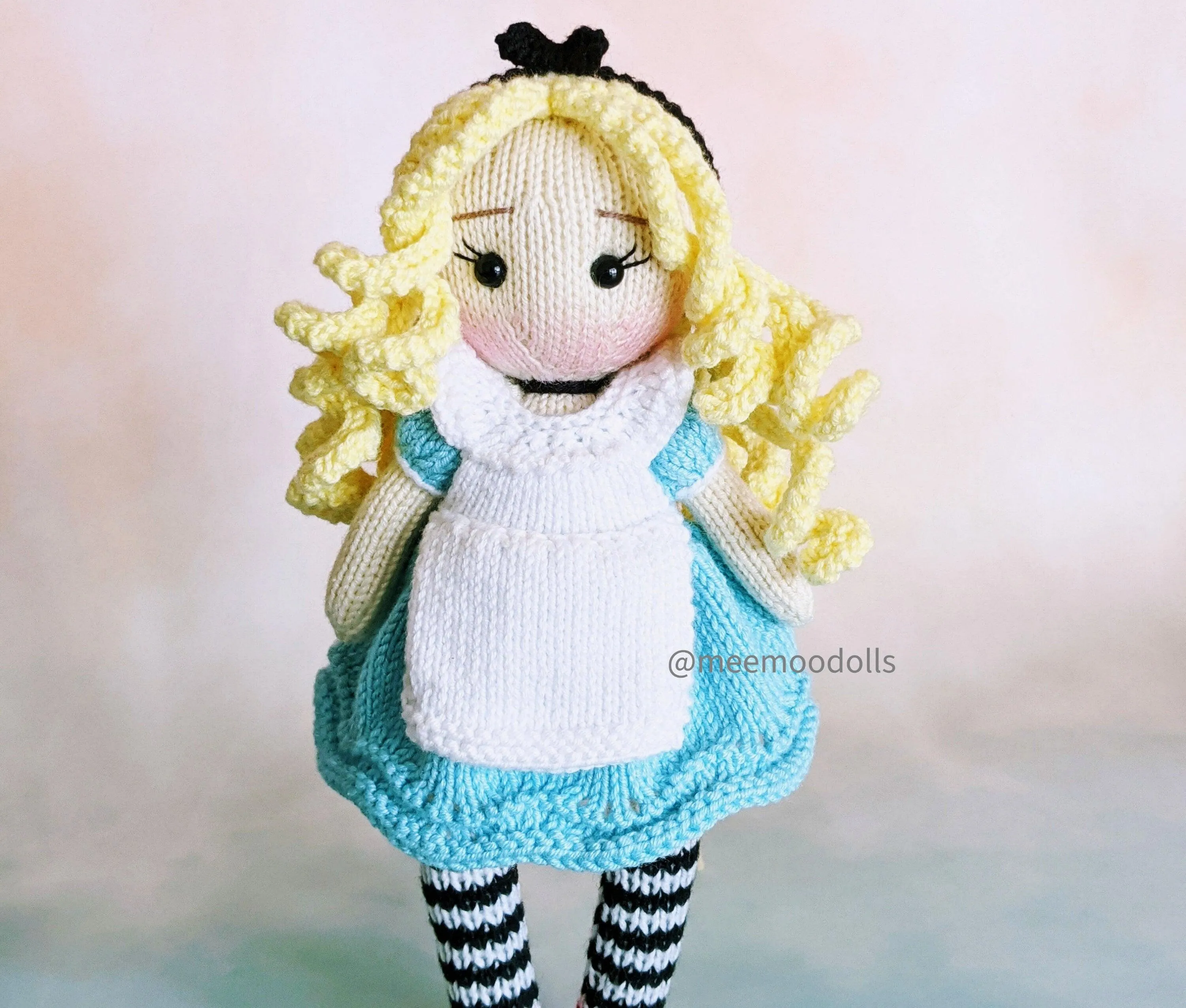 Knit little girl. Knitted toy Patterns. Meemoodolls.