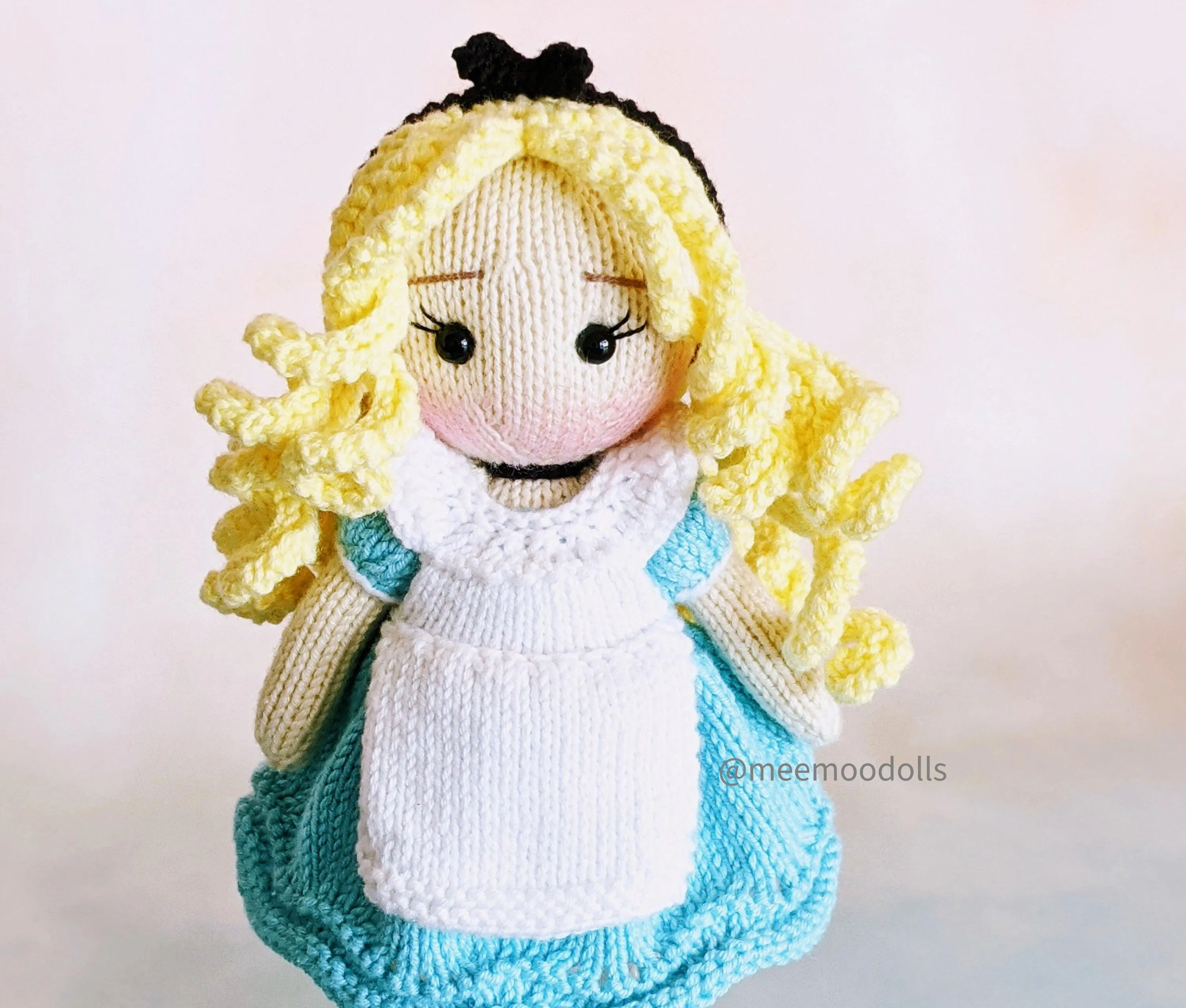 Knit little girl. Knitted toy Patterns. Meemoodolls.