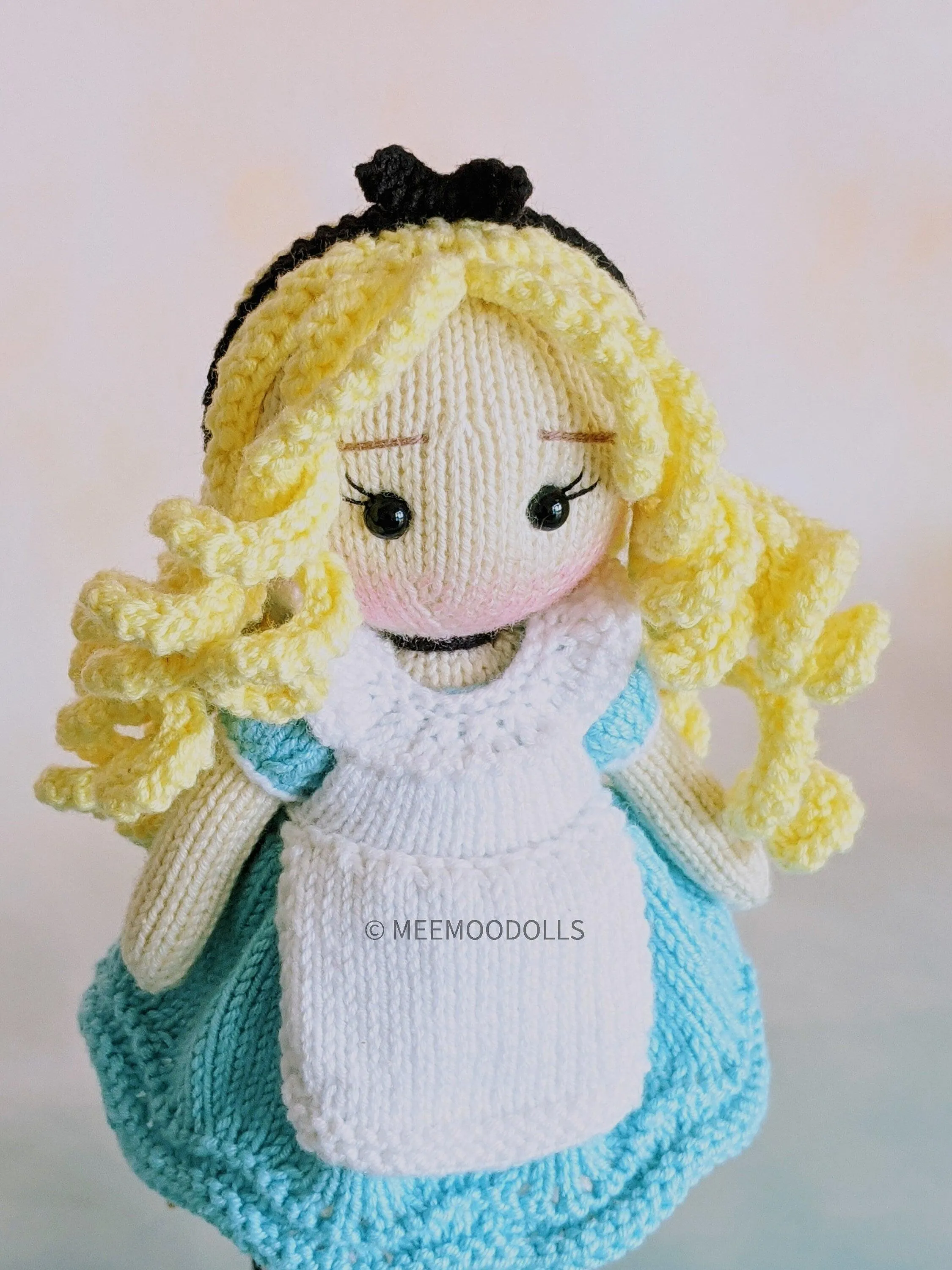 Knit little girl. Knitted toy Patterns. Meemoodolls.
